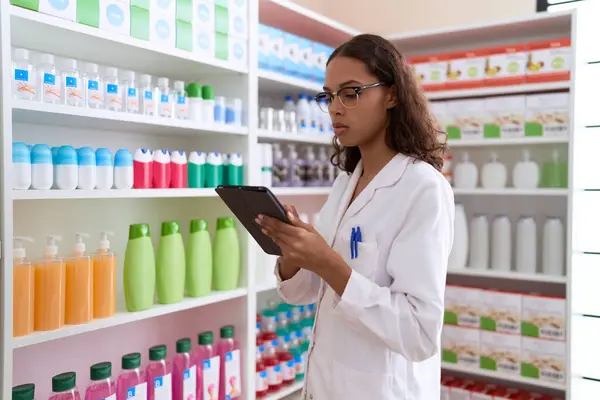 Young African American Woman Pharmacist Using Touchpad Working Pharmacy — Foto de Stock