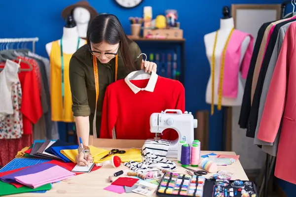 Mujer China Sastre Sosteniendo Camisa Escritura Papel Estudio Costura — Foto de Stock