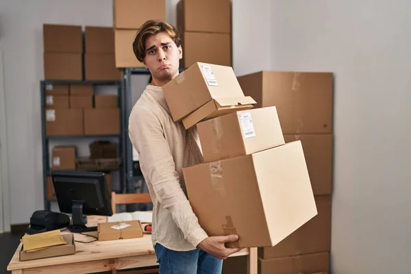 Ung Man Som Arbetar Småföretag Handel Håller Paket Deprimerade Och — Stockfoto