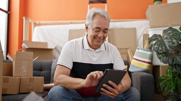 Homem Meia Idade Com Cabelos Grisalhos Sentado Sofá Usando Tablet — Fotografia de Stock