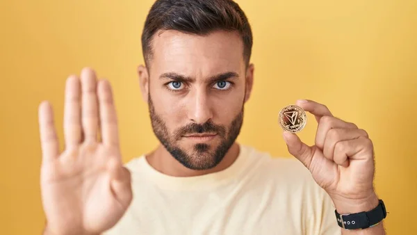 Snygg Latinamerikansk Man Håller Tron Cryptocurrency Mynt Med Öppen Hand — Stockfoto