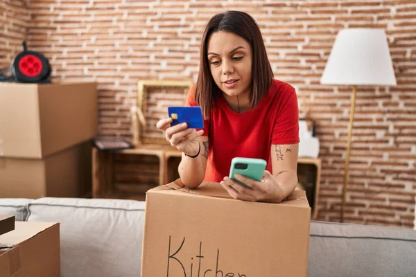 Young Beautiful Hispanic Woman Using Smartphone Credit Card New Home — Stock Photo, Image