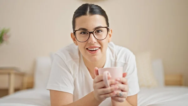 Junge Schöne Hispanische Frau Trinkt Tasse Kaffee Liegend Auf Bett — Stockfoto