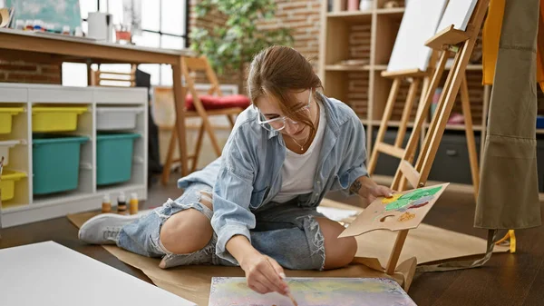 Young Woman Artist Sitting Floor Drawing Art Studio — Zdjęcie stockowe