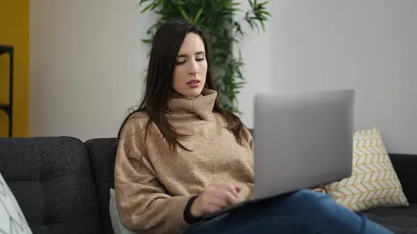 Smuk Spansktalende Kvinde Ved Hjælp Bærbar Computer Sidder Sofaen Med - Stock-foto