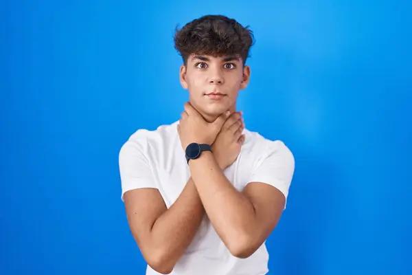 Adolescente Hispânico Sobre Fundo Azul Gritando Sufocar Porque Estrangulamento Doloroso — Fotografia de Stock