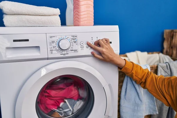 Çamaşır Odasında Yerde Oturan Genç Sarışın Kadın Çamaşır Makinesini Çalıştırıyor — Stok fotoğraf