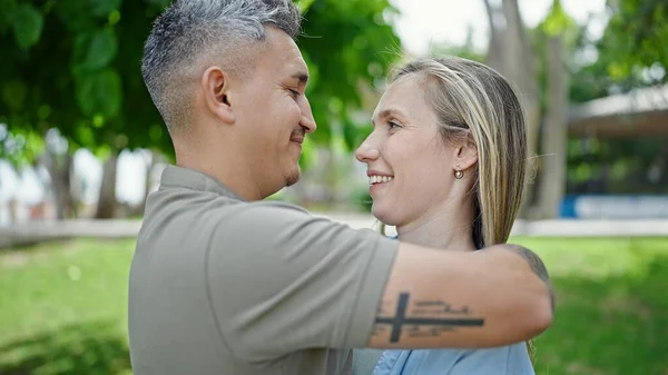 Muž Žena Pár Objímající Navzájem Usmívají Parku — Stock fotografie
