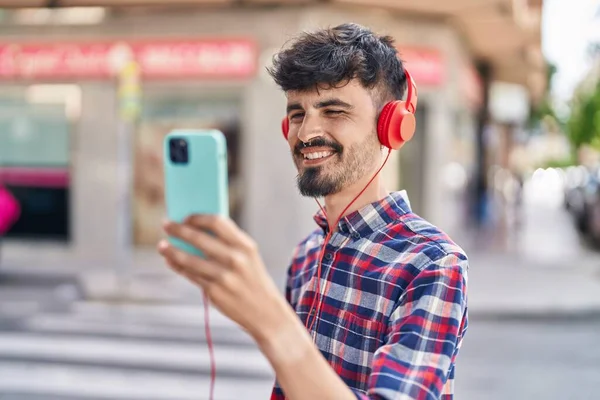 Joven Hombre Hispano Sonriendo Confiado Teniendo Videollamada Calle — Foto de Stock