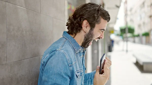 Joven Hombre Hispano Sonriendo Confiado Hablando Smartphone Celebrando Calle — Foto de Stock
