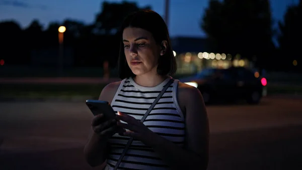 Młoda Piękna Latynoska Kobieta Używająca Smartfona Nocy Ulicach — Zdjęcie stockowe