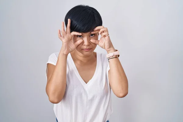 Ung Asiatisk Kvinna Med Kort Hår Stående Över Isolerad Bakgrund — Stockfoto