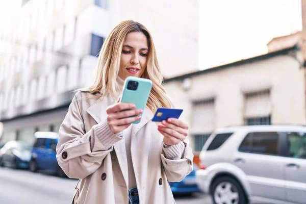 Young Blonde Woman Using Smartphone Credit Card Street — Stock Photo, Image