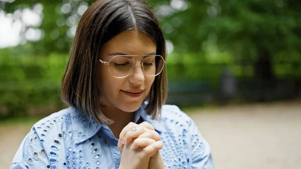 Молода Красива Іспаномовна Жінка Молиться Закритими Очима Парку Відні — стокове фото