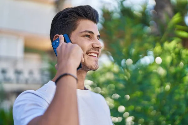 Jovem Hispânico Sorrindo Confiante Falando Smartphone Parque — Fotografia de Stock