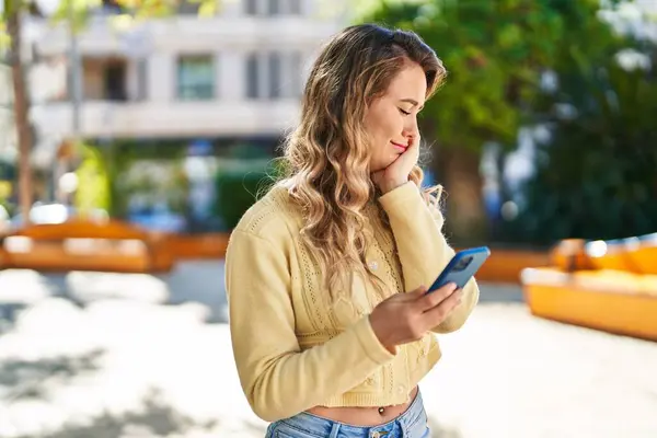 Mujer Joven Usando Smartphone Con Expresión Relajada Parque — Foto de Stock