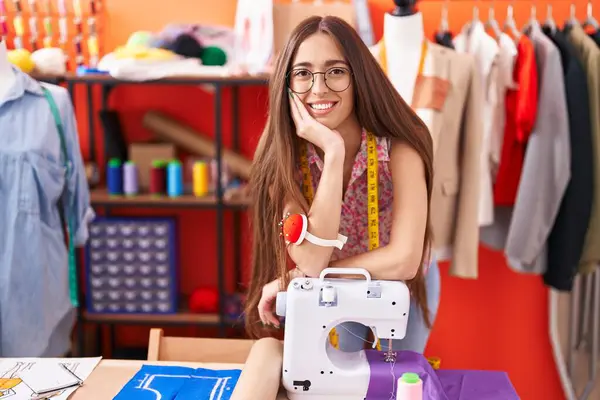 Young Beautiful Hispanic Woman Tailor Smiling Confident Leaning Sewing Machine — Stock Photo, Image