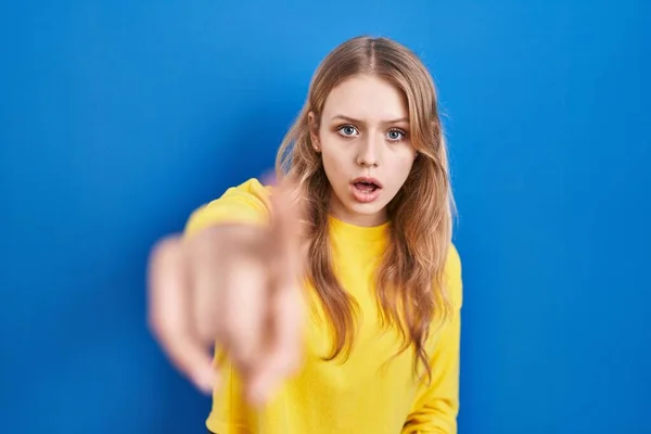 Young Caucasian Woman Standing Blue Background Pointing Displeased Frustrated Camera —  Fotos de Stock