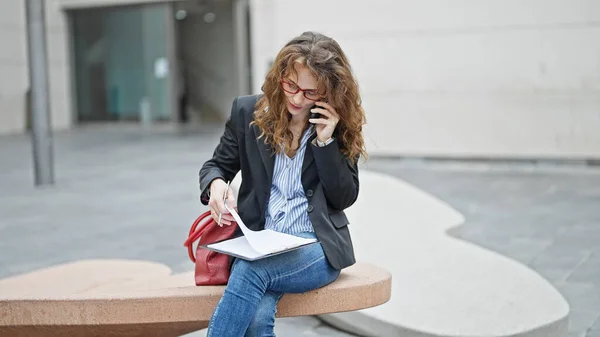 Ung Kvinna Företagare Talar Smartphone Läsa Dokument Gatan — Stockfoto