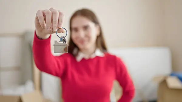 Young Hispanic Woman Smiling Confident Holding House Keys New Home — ストック写真