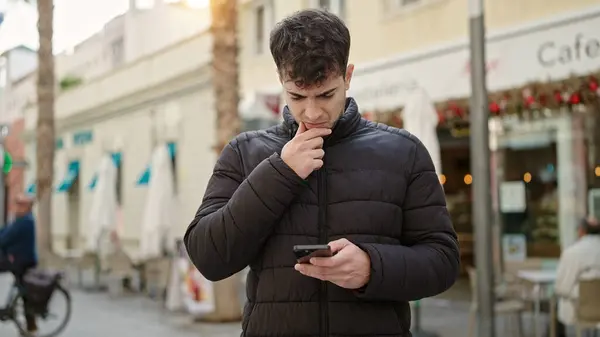 Genç Spanyol Adam Akıllı Telefon Kullanıyor Kahve Dükkanının Terasına Üzgün — Stok fotoğraf