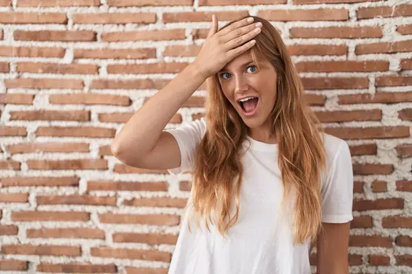 Young Caucasian Woman Standing Bricks Wall Surprised Hand Head Mistake — Stock Photo, Image