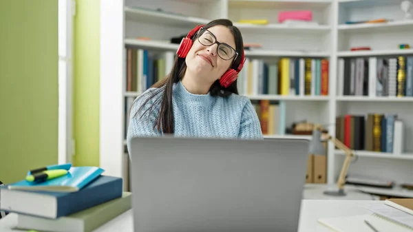 Młoda Latynoska Studentka Używająca Laptopa Słuchawkach Uniwersytecie Bibliotece — Zdjęcie stockowe