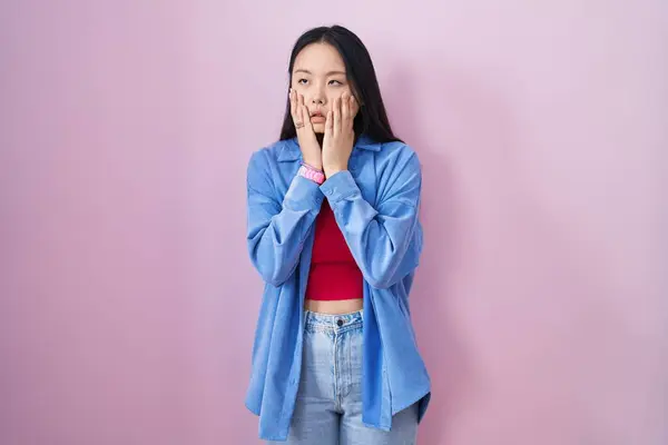 Jovem Asiático Mulher Sobre Rosa Fundo Cansado Mãos Cobrindo Rosto — Fotografia de Stock
