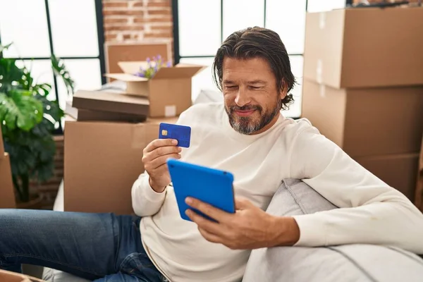 Homem Meia Idade Usando Touchpad Cartão Crédito Sentado Sofá Casa — Fotografia de Stock