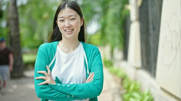 Młoda Chinka Uśmiecha Się Pewnie Stojąc Parku — Zdjęcie stockowe