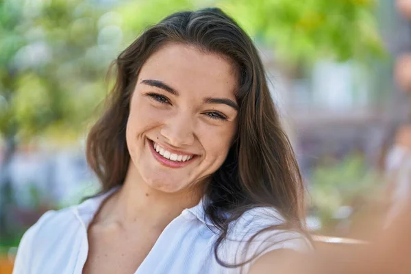 Joven Mujer Hispana Sonriendo Confiada Haciendo Selfie Por Cámara Parque —  Fotos de Stock