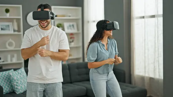 Muž Žena Pár Tanec Pomocí Virtuální Realita Brýle Doma — Stock fotografie
