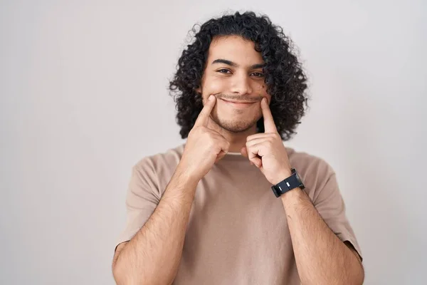Hispánec Kudrnatými Vlasy Stojící Nad Bílým Pozadím Usmívající Otevřenými Ústy — Stock fotografie