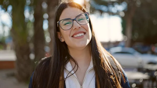 Jonge Spaanse Vrouw Toerist Dragen Rugzak Glimlachen Straat — Stockfoto