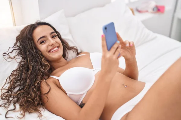 Jeune Belle Femme Hispanique Utilisant Smartphone Couché Sur Lit Dans — Photo