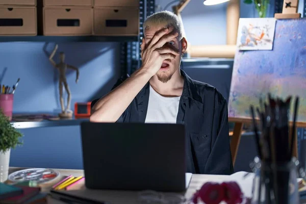 Young Caucasian Man Using Laptop Night Art Studio Peeking Shock — Stock Photo, Image