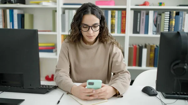 Kütüphanede Akıllı Telefon Kullanan Güzel Spanyol Bir Kız Öğrenci — Stok fotoğraf