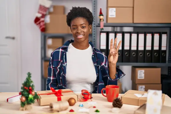 African American Woman Working Small Business Doing Christmas Decoration Showing — Stock Photo, Image