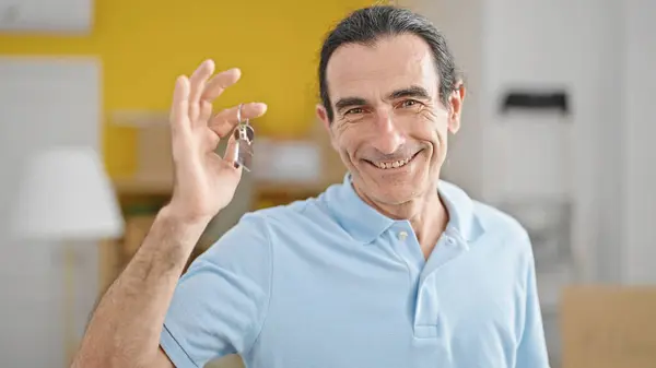 Hombre Mediana Edad Sonriendo Confiado Sosteniendo Nuevas Llaves Casa Nuevo — Foto de Stock
