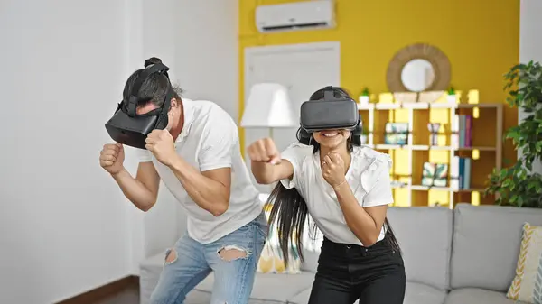 男男女女在家中使用虚拟现实眼镜拳击 — 图库照片