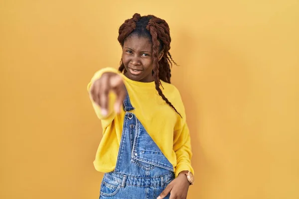 Sarı Arka Planda Dikilen Afrikalı Kadın Kameraya Kızgın Sinirli Olduğunu — Stok fotoğraf