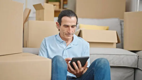 Hombre Mediana Edad Usando Touchpad Sentado Suelo Casa Nueva — Foto de Stock