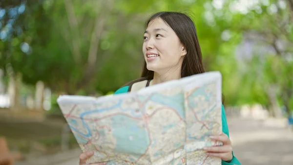 Ung Kinesisk Kvinna Turist Bär Ryggsäck Tittar Stadskarta Park — Stockfoto