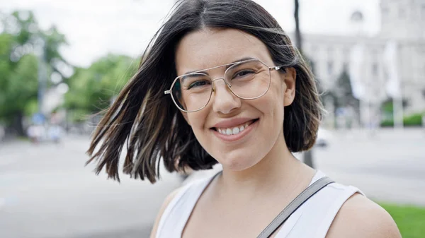 Joven Mujer Hispana Hermosa Sonriendo Confiada Pie Las Calles Viena —  Fotos de Stock