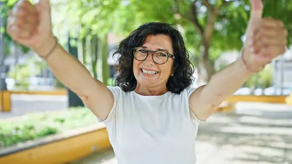 Mulher Hispânica Meia Idade Sorrindo Confiante Fazendo Assinar Com Polegares — Fotografia de Stock