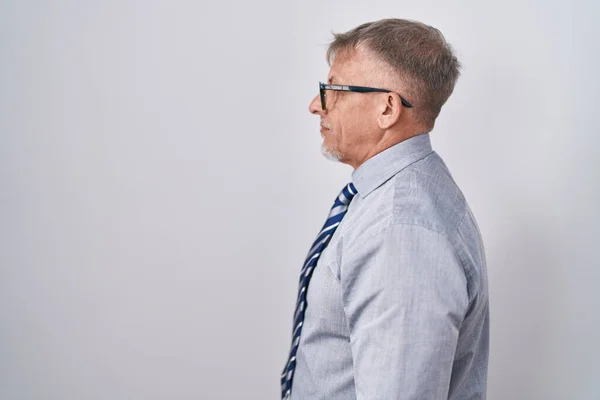 Homem Negócios Hispânico Com Cabelos Grisalhos Vestindo Óculos Olhando Para — Fotografia de Stock