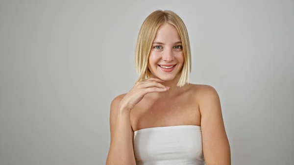 Młoda Blondynka Uśmiecha Się Pewnie Stojąc Nad Odizolowanym Białym Tle — Zdjęcie stockowe