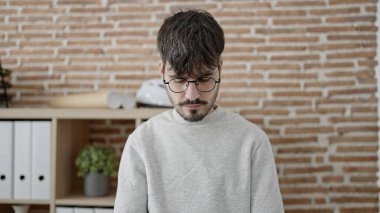 Genç İspanyol iş adamı ofiste duruyor.