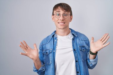 Kafkasyalı sarışın adam çılgın kutlama gözlüğü takıyor ve başarıya hayret ediyor kolları açık ve gözleri açık heyecanla haykırıyor. Kazanan konsept 