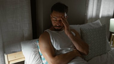 Genç Arap, yatakta otururken stresli oluyor.